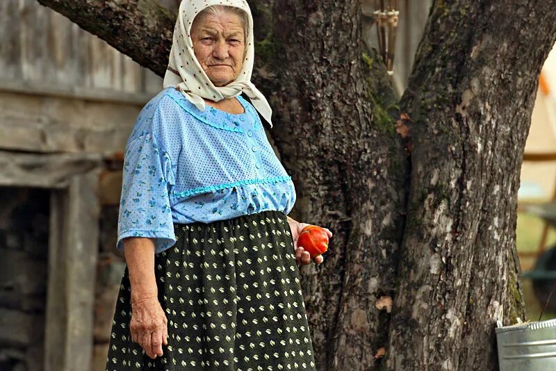 Деревенская бабушка. Белорусская бабушка. Бабушка в деревне. Деревенская старушка.