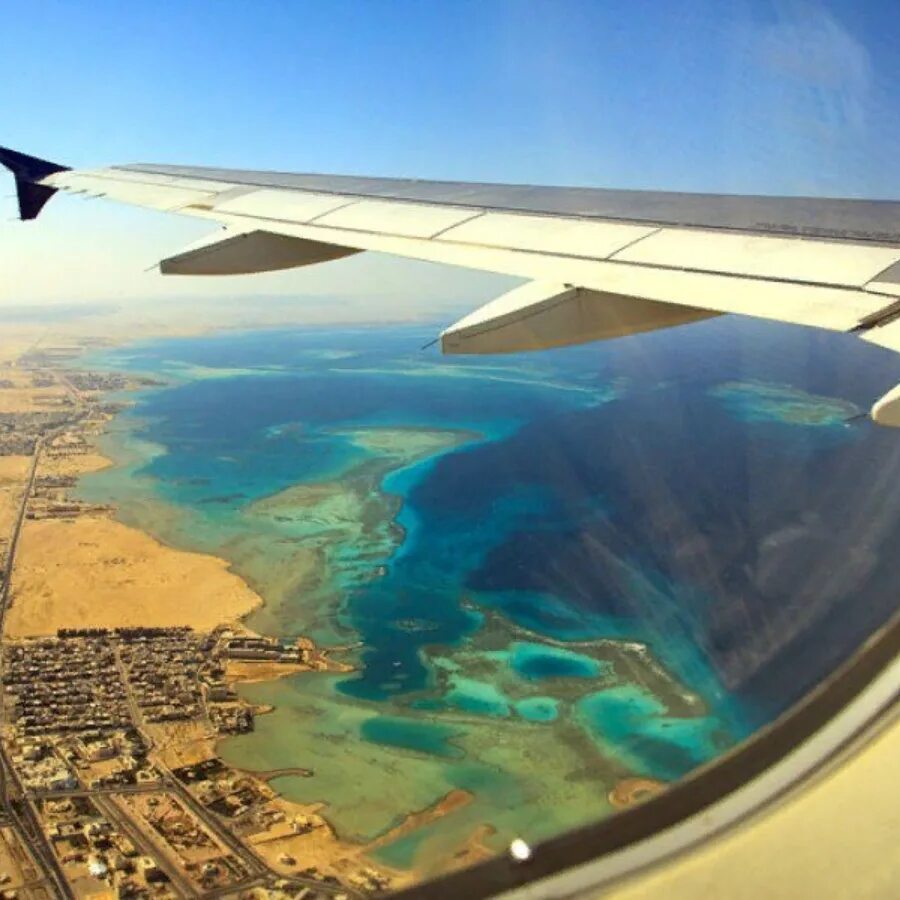 Какой самолет летит через египет. Египет самолет. Хургада вид с самолета. Египет море самолет. Хургада Египет самолет.