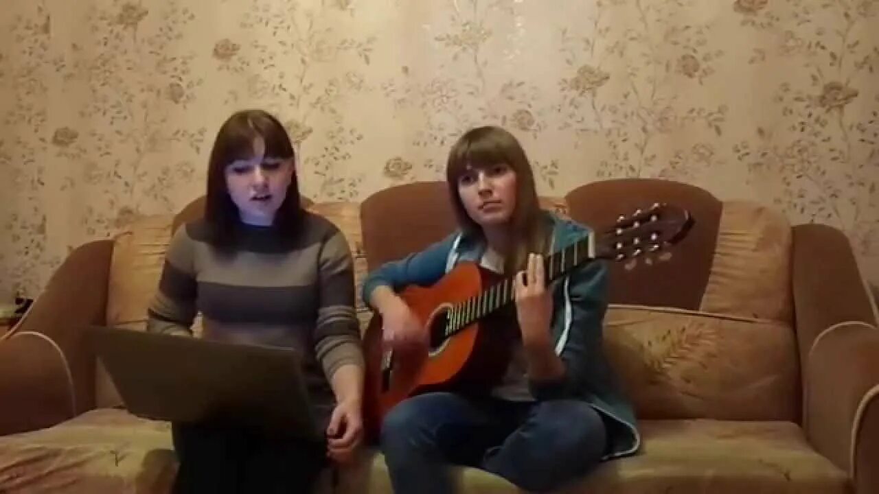 Две девушки с гитарой. Девочка с гитарой кавер. Поют под гитару. Под гитару про девушку. Девушка поет под гитару.