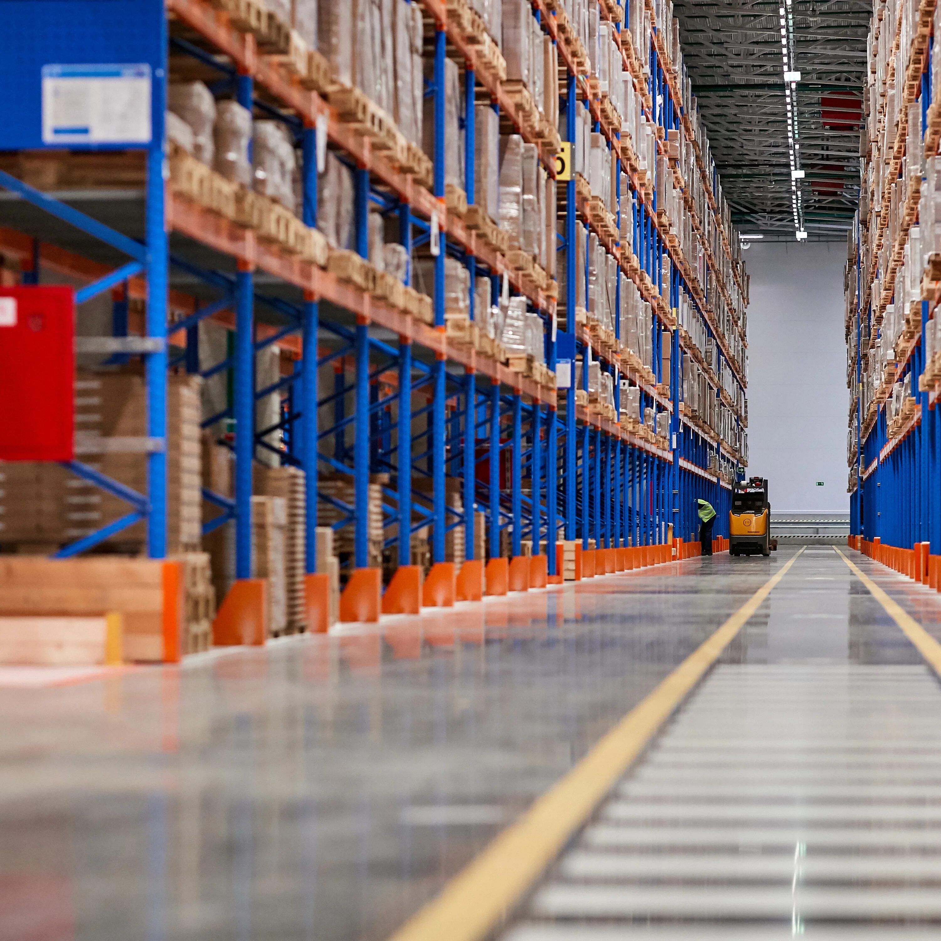 склад 3pl. Shagai nike distribution center. Arrived at the moscow distribution center. русская база в north hollywood. хофддорп, нидерланды штаб квартира федекс.