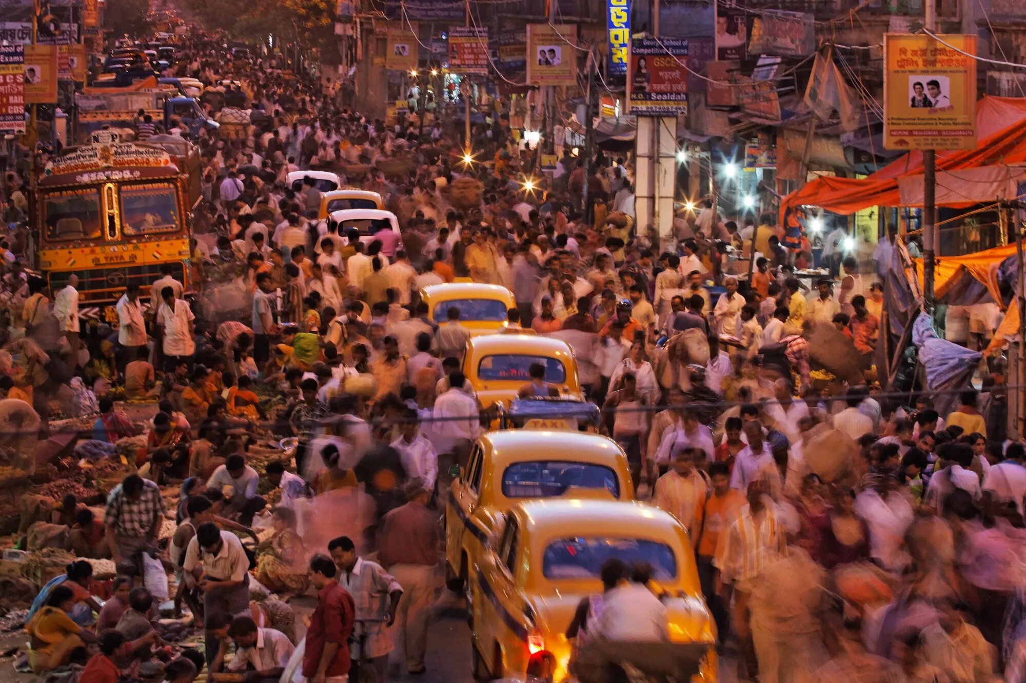 Crowded street. Индия перенаселение. Мумбаи население. Население Мумбая. Индия толпа.