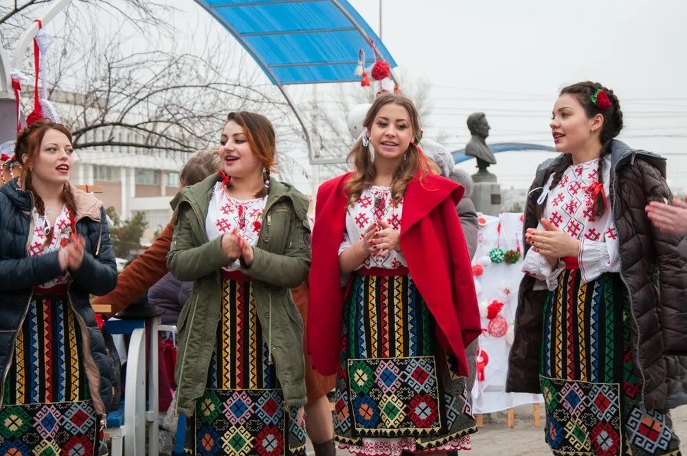 Праздник мэрцишор в молдове. Мэрцишор в Молдавии. Молдавский праздник Мэрцишор. Молдавский весенний праздник Мэрцишор. Мэрцишор Румыния.