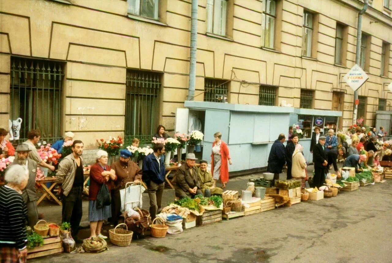 Жизнь в 1990 х годах. Сенная площадь 90е. Сенной рынок Санкт-Петербург 90. Сенной рынок в 90е. Санкт-Петербург Владимирская площадь 90е.