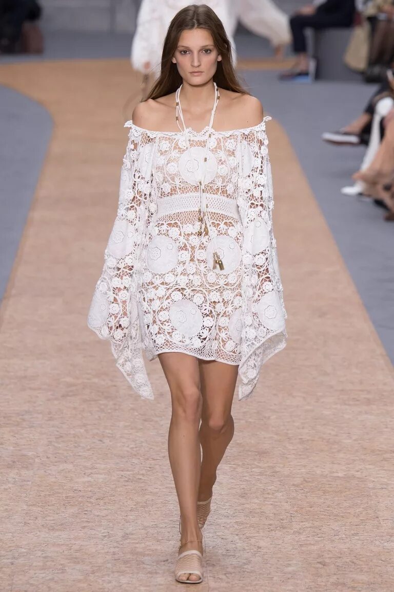 Белое летнее платье тренд 2023. Ermanno scervino 2022 показ. Кружевное черное платье. Кружева мода. Ermanno scervino платья 2022.