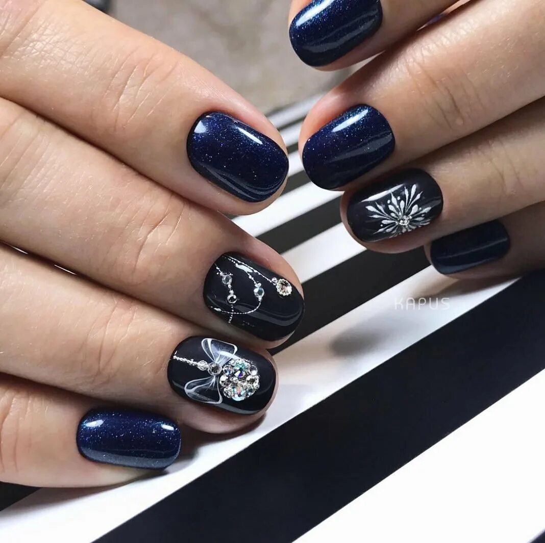 Маникюр зима 2021-2022 модные тенденции. Бархатный маникюр на гель лак. Маникюр на новый год однотонный. Ногти синие с розовым. Зимний маникюр 2020.