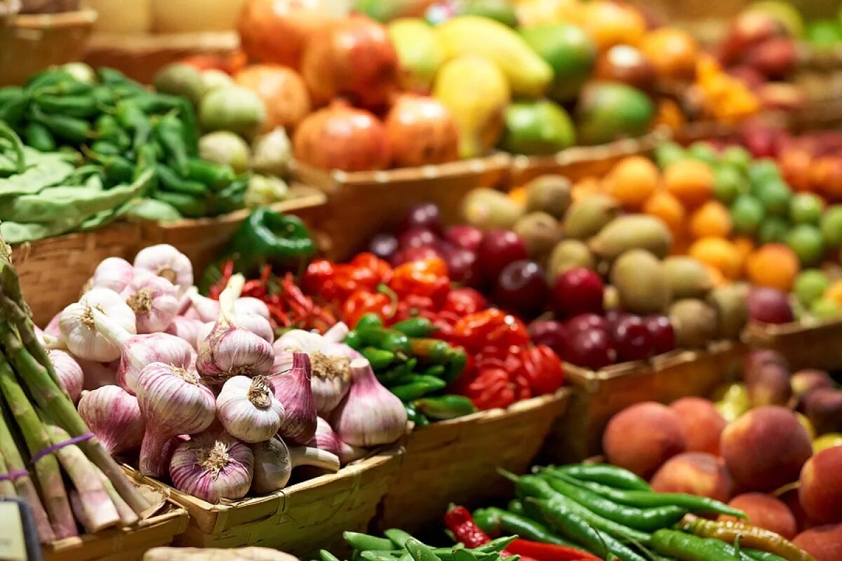 Овощи на рынке. Овощи на базаре. Фермерские овощи. Ярмарка сельскохозяйственной продукции.