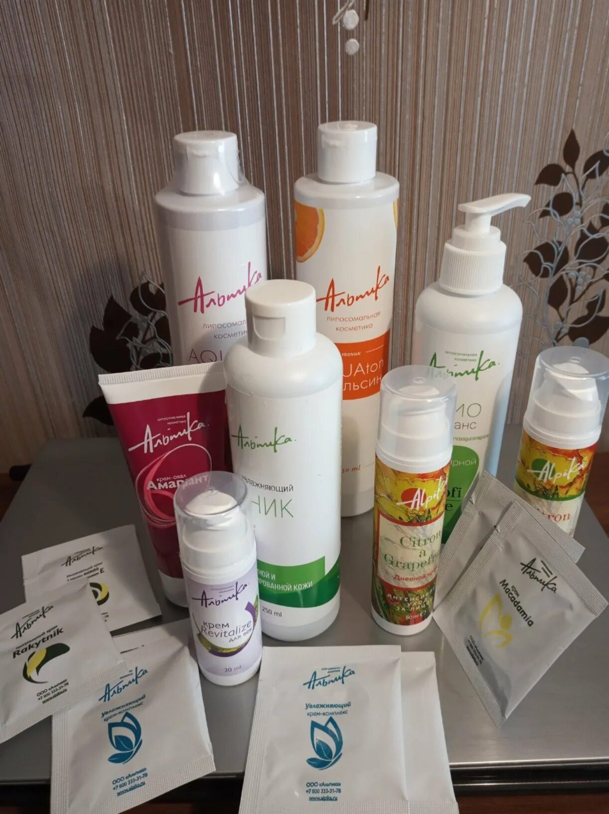 девушка выбирает крем. магазина домашний уход. профессиональная косметика для лица. магазина домашний уход. элитная косметика для волос.