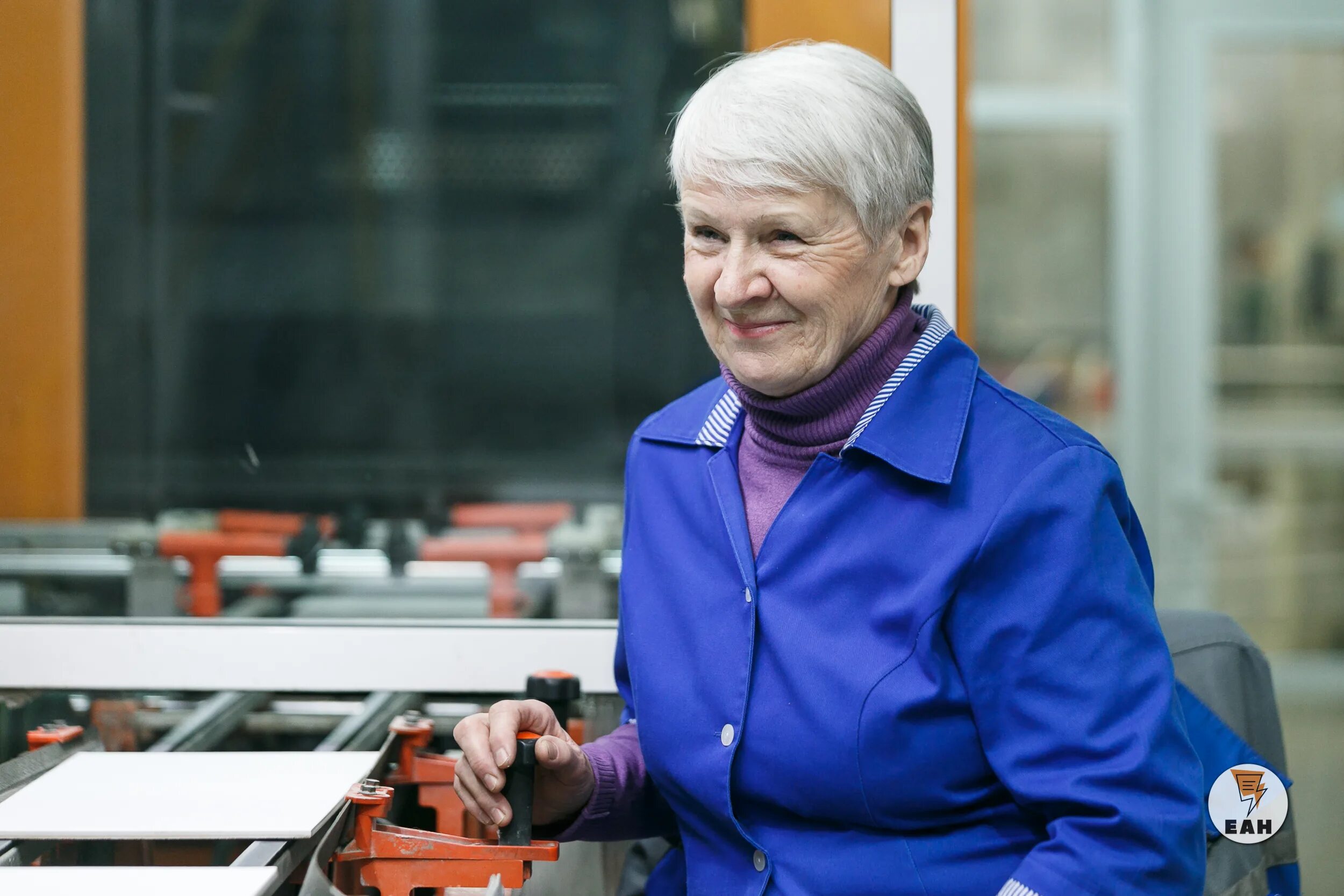 Деловой мужчина в каске. Профессия прораб. Работник в каске. Молодой инженер. Строитель проектировщик.