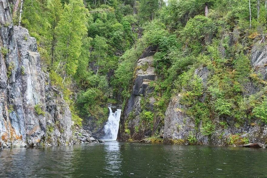 Водопады на телецком. Киште водопад горный Алтай. Водопад ЭСТЮБА на Телецком озере. Водопад Киште на Телецком озере. Водопад Аю-Кечпес на Телецком озере.