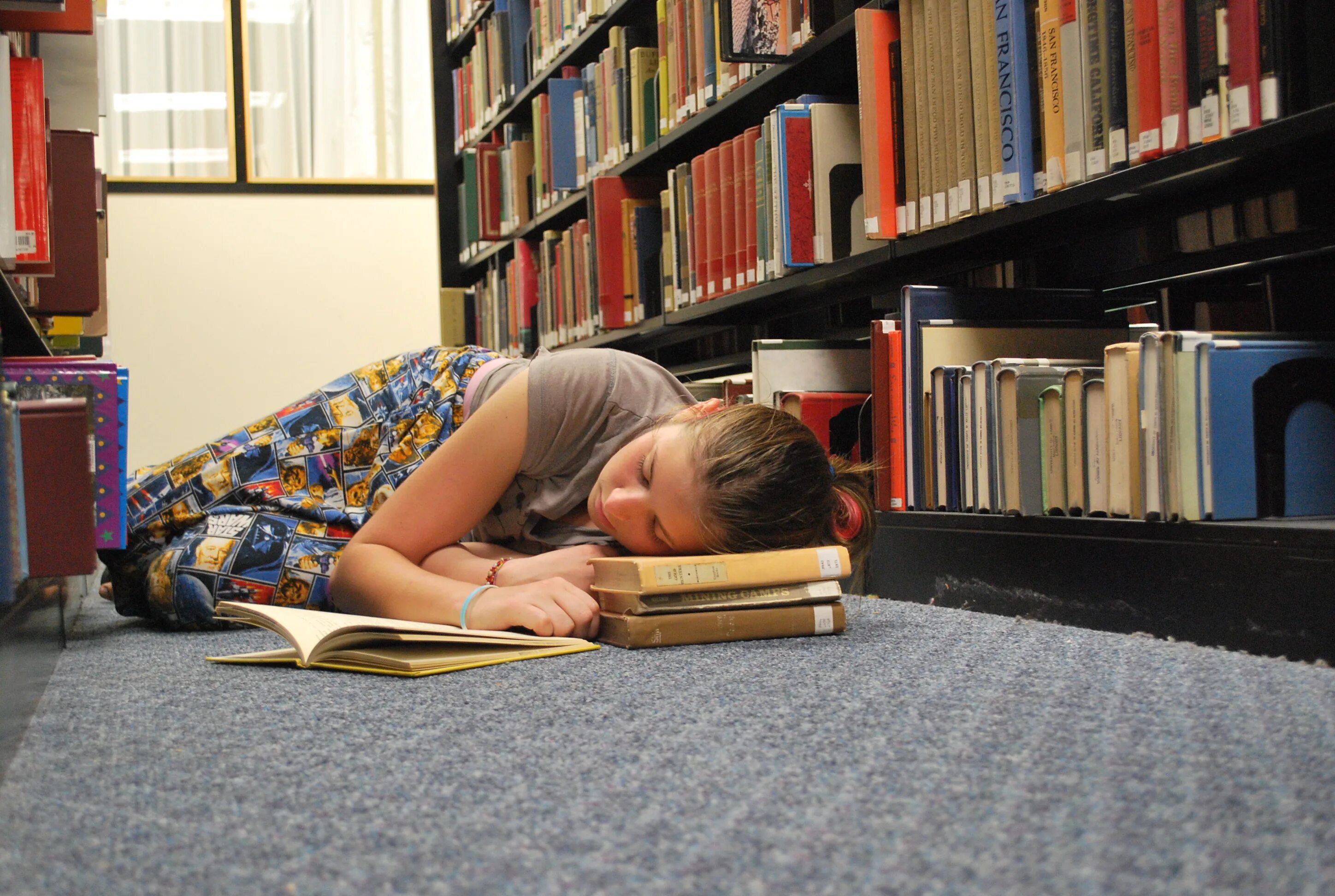 Сон студента. Спящие студенты. Ленивая студентка. Сплю со студенткой