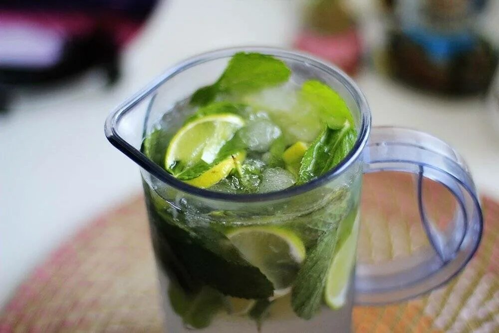 Мохито жив. Мохито Mojito безалкогольный. Огуречный Мохито безалкогольный. Домашний Мохито безалкогольный. Мохито лимонад безалкогольный.