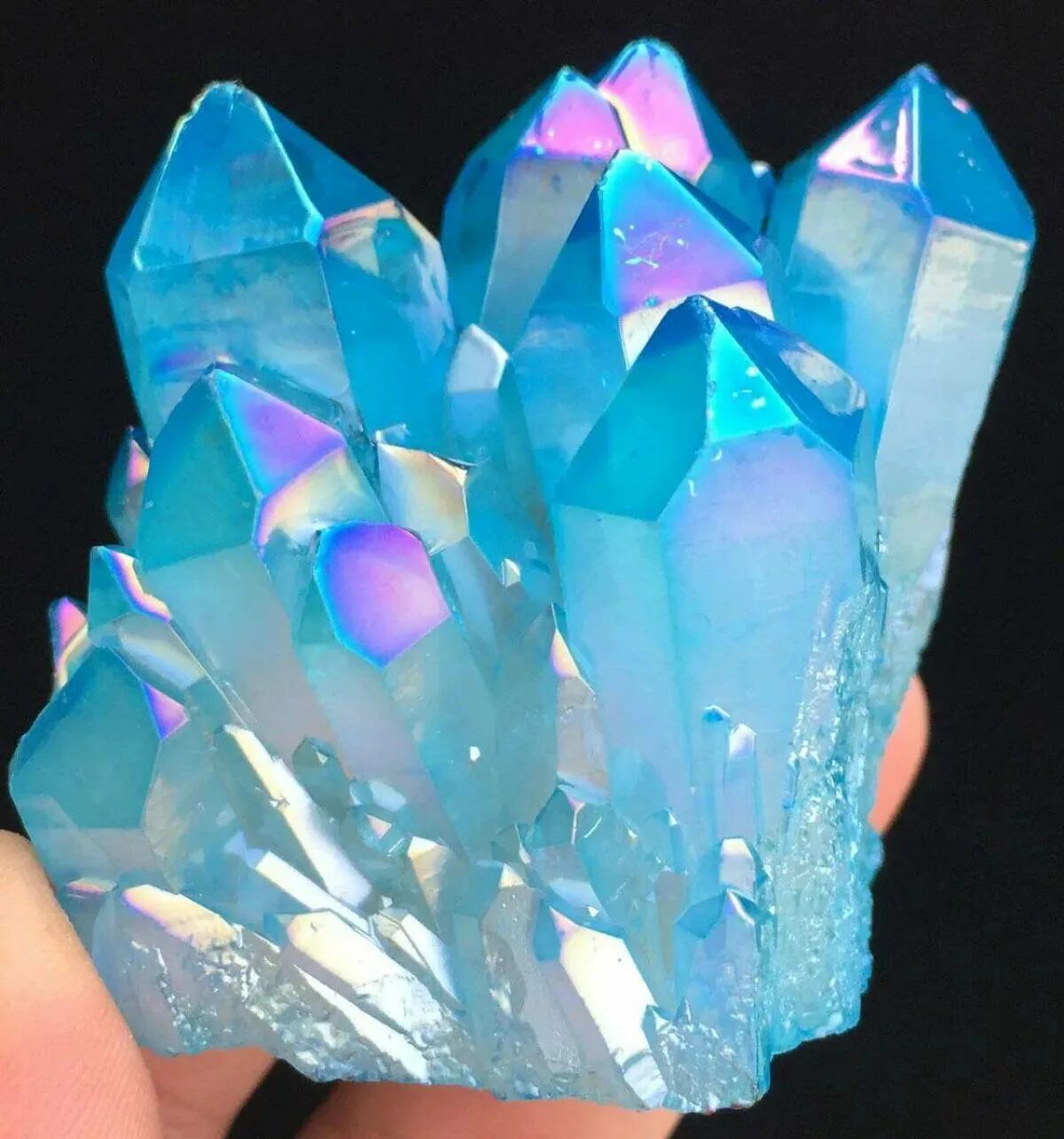 Алмаз флюорит друзы кристаллов. Маджик Кристалл. Голубой кварц Кристалл. Синий кварц минерал.