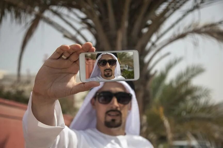 Телефон арабов. Арабские эмираты люди. Эмираты мужчины. Жители ОАЭ. Араб эмираты.