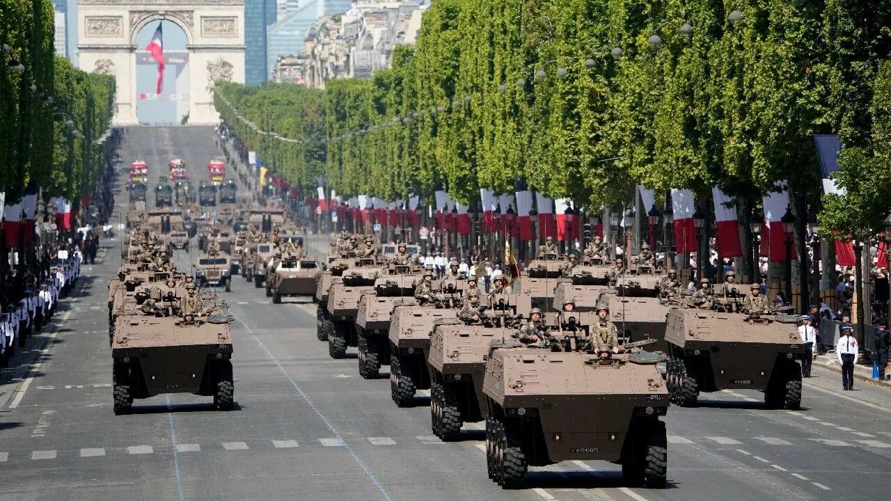 День взятия Бастилии парад 2022. Военный парад на Елисейских полях 14 июля. Парад во Франции в честь взятия Бастилии. Париж Елисейские поля парад.
