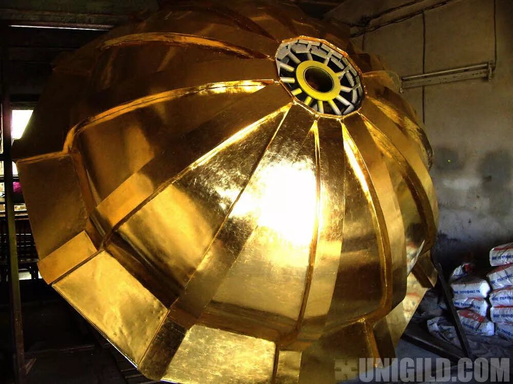 золочение куполов. золочение куполов. сусальное золото на куполах церквей. позолоченный купол. купола из позолоты.