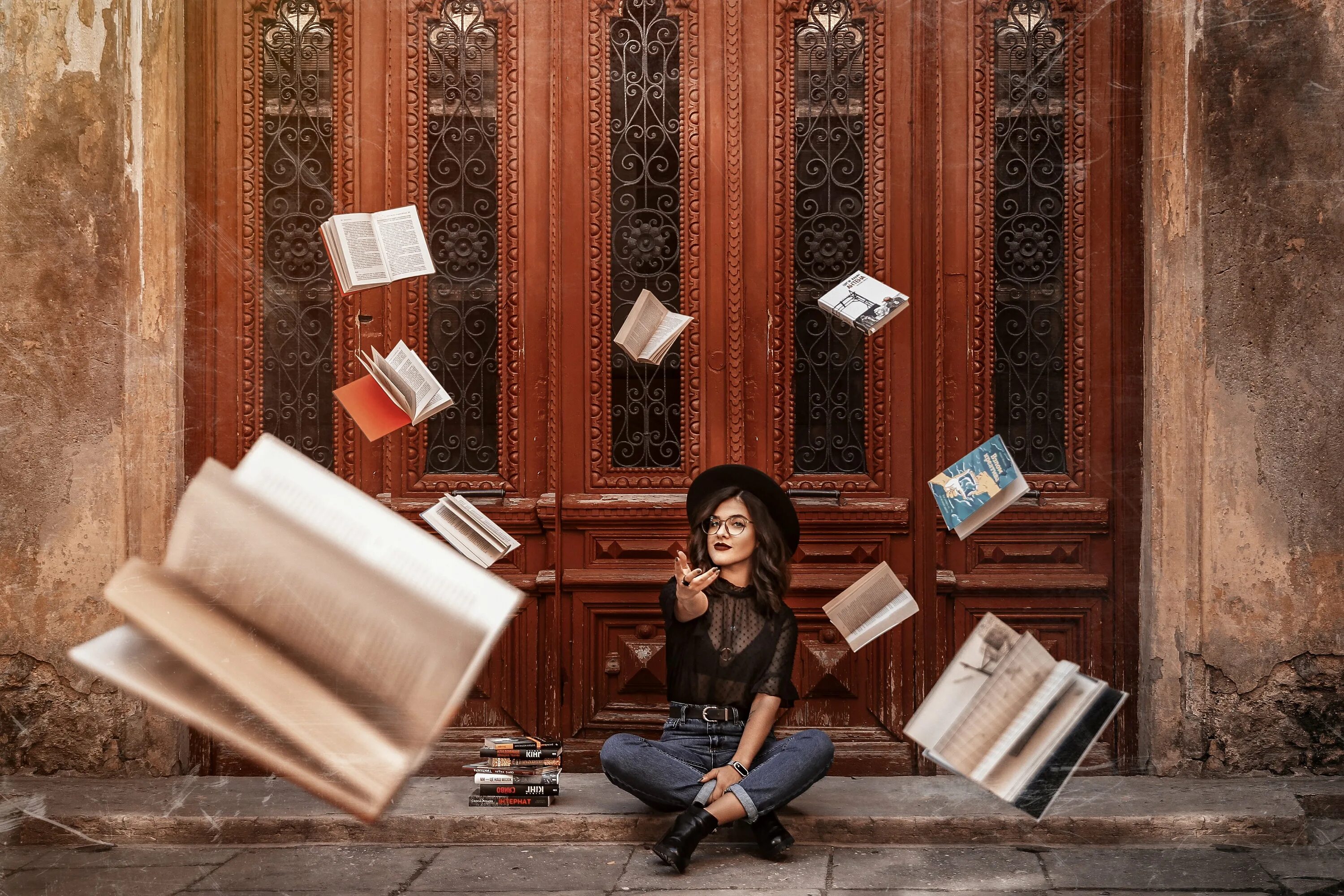 Читаем лучшие книги. Девушка с книгой. Фотосессия с книгами. Креативное чтение. Девушка на фоне книг.