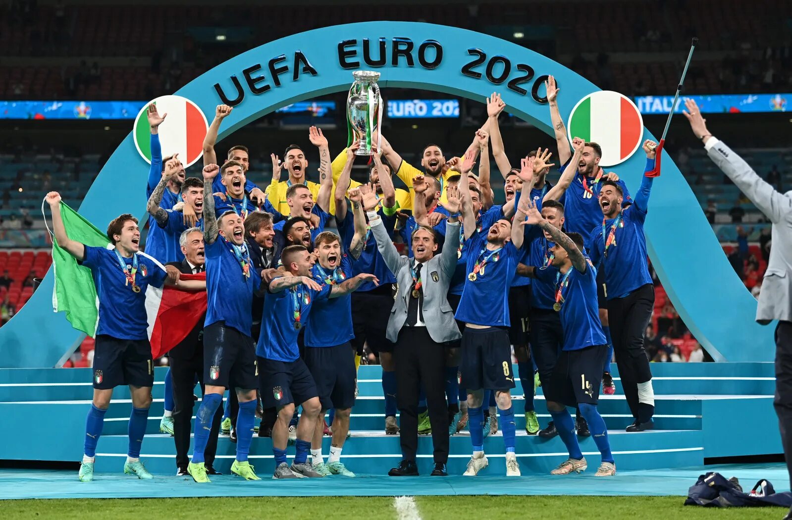 Италия чемпионы сколько раз. Италия чемпион Европы 2020. Сборная Италии победитель евро 2020. Сборная Италии по футболу евро 2020. Сборная Италии по футболу выиграла евро 2020.