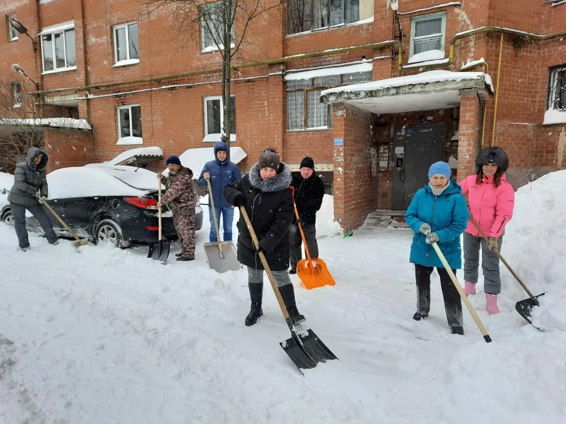 Уборка снега во дворе соседями. Жильцы сами убирают снег. Снежный житель. Жители сами убирают снег