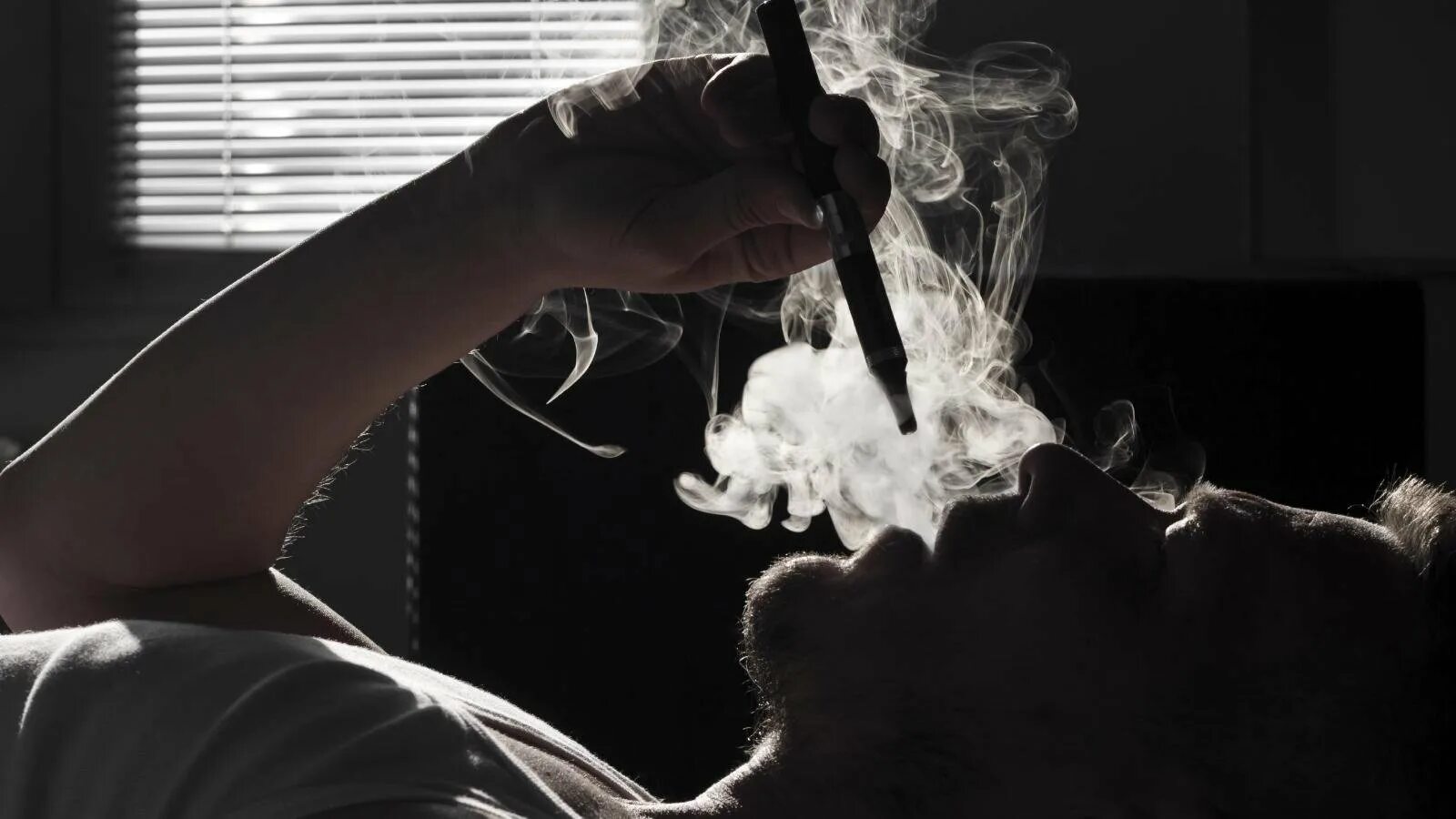 Рингтон дым сигарет. Дым сигарет. Дымящая сигарета. Эстетика сигаретного дыма. Сигаретный дым.