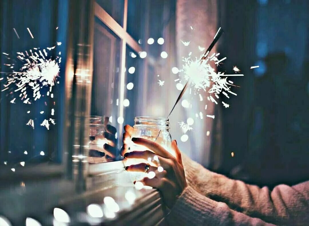 Новогодние фотки эстетика. Бенгальские огни новый год. Эстетика нового года. Бенгальский огонь в руке. Новогодняя Эстетика.