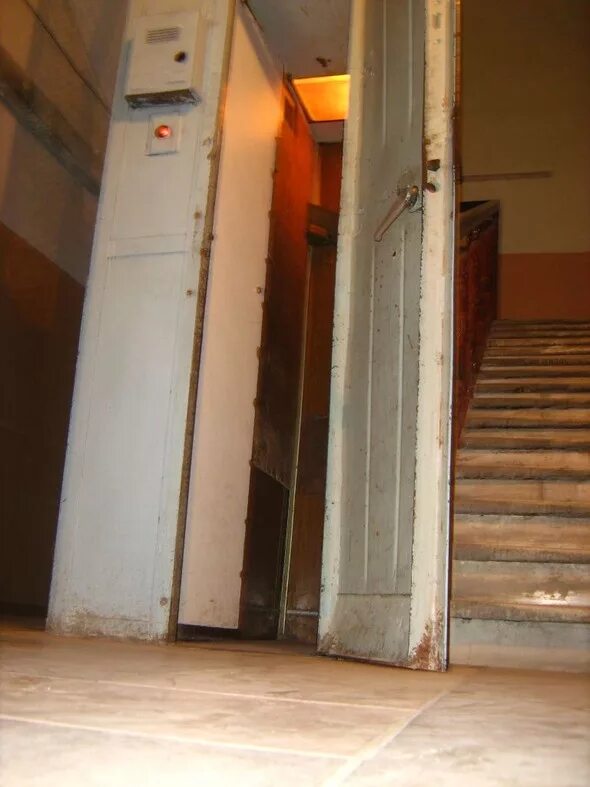 лифт девятиэтажки. дизайн подъезда жилого дома. пятый этаж. виванова жк новосибирск. пятый этаж лифта.