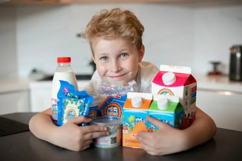 Молочные продукты ребенку 2 года. Молочные продукты для детей. Детская кисломолочная продукция для детей. Молоко для детей. Молоко деревенское молочко.