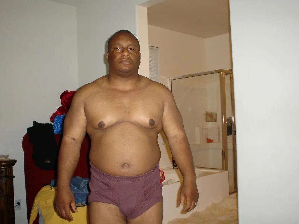 Большой жирный. Толстый афроамериканец.