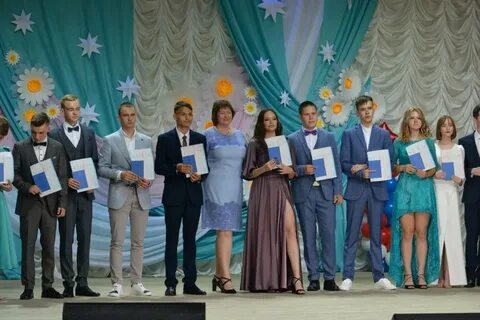 Выпускники 11 а покупают букеты цветов