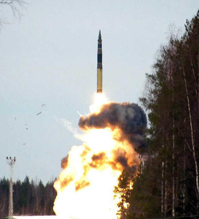 Баллистическая ракета тема. Ярс баллистическая ракета. Старт баллистической ракеты Ярс. Тополь м пуск. Тополь-м баллистическая ракета.