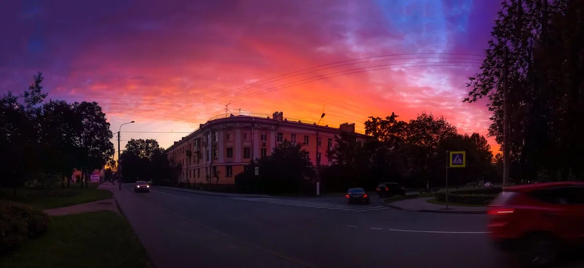 Б г вечерний. Закат в маленьком городе. Маленький городок на закате. Закат над небольшим городком. Вид на пригород вечер.