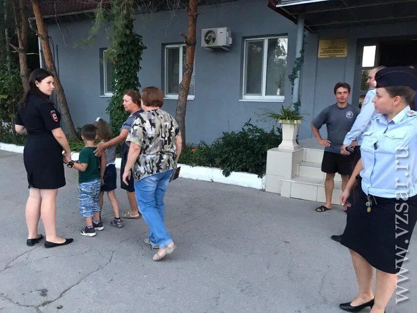 Детей забирают на улице из садика. Новости саратова дети. Новости саратова дети. Новости саратова дети. Ребенок убежал из детского сада.