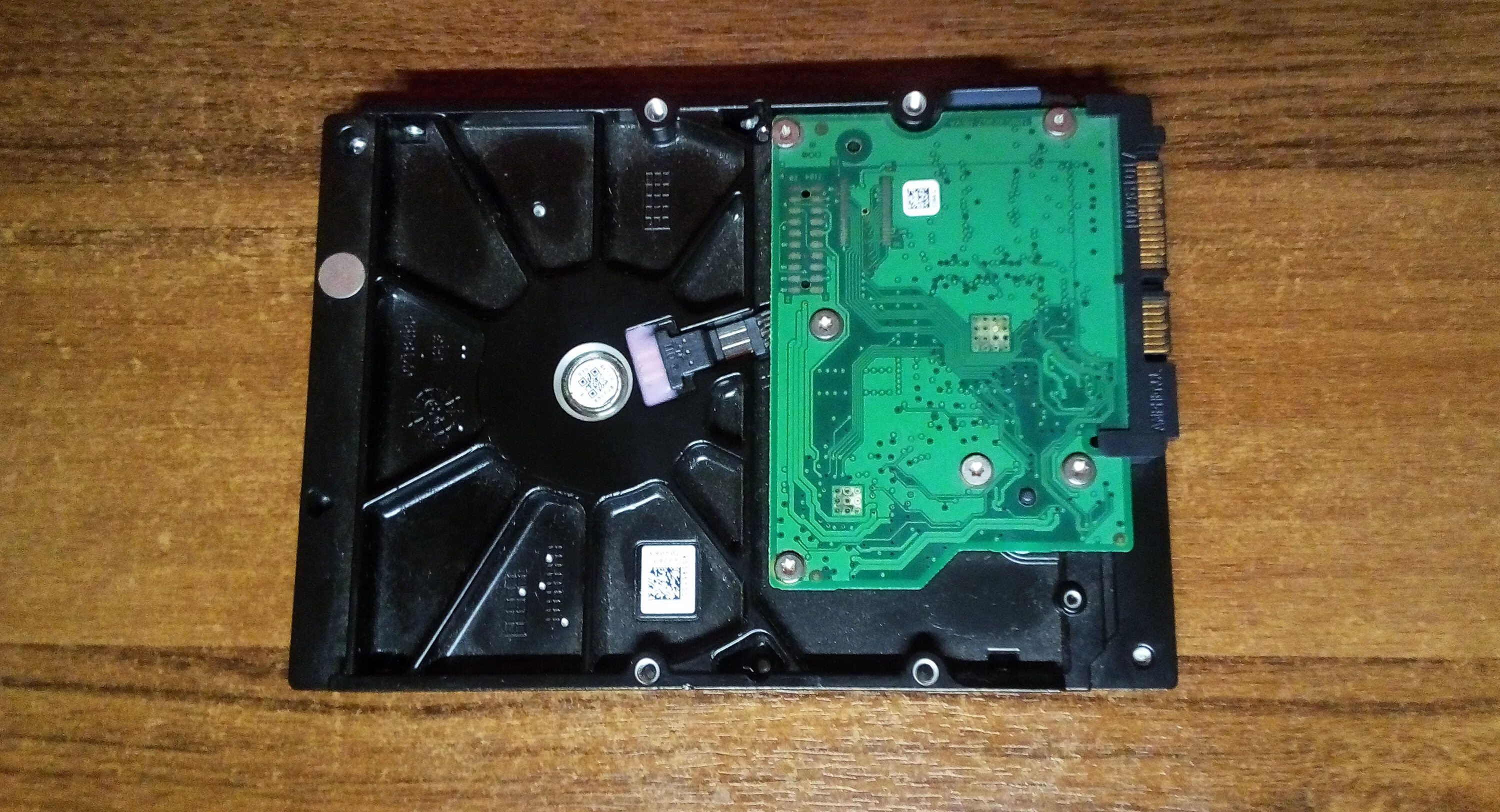 Снизу разбор. Disassemble Seagate HDD. HDD Seagate внешний разбор. Разобрать жесткий диск Seagate. Жесткого диска Seagate изнут.