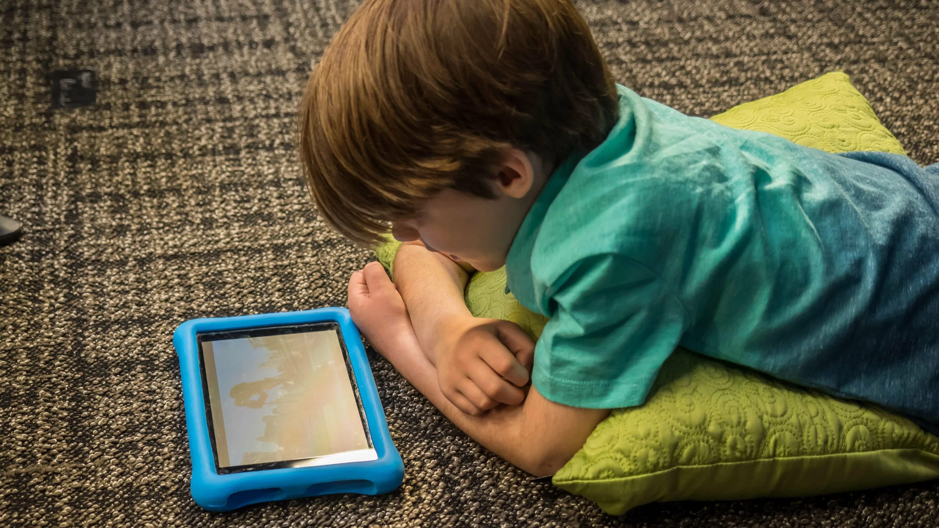 Ipad kid. Kids Tablet планшет. Современные дети и гаджеты. Ребенок играющий в планшет. Дошкольник Играев в планшет.