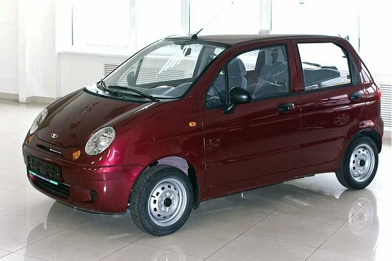 Купить дэу в салоне. Daewoo (Ravon) Matiz. Матиз испанский красный. Матиз 1 поколения. Автосалон Дэу Матиз.