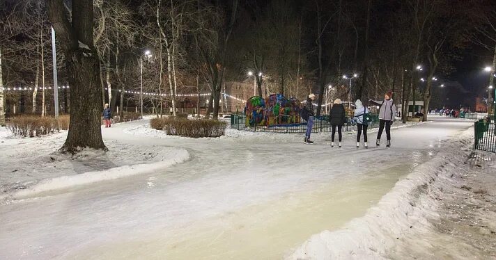 Сквер рыбинск работа. Сквер рыбинск каток. рыбинск парк каток. каток в рыбинске 2025. сквер рыбинск зимой.