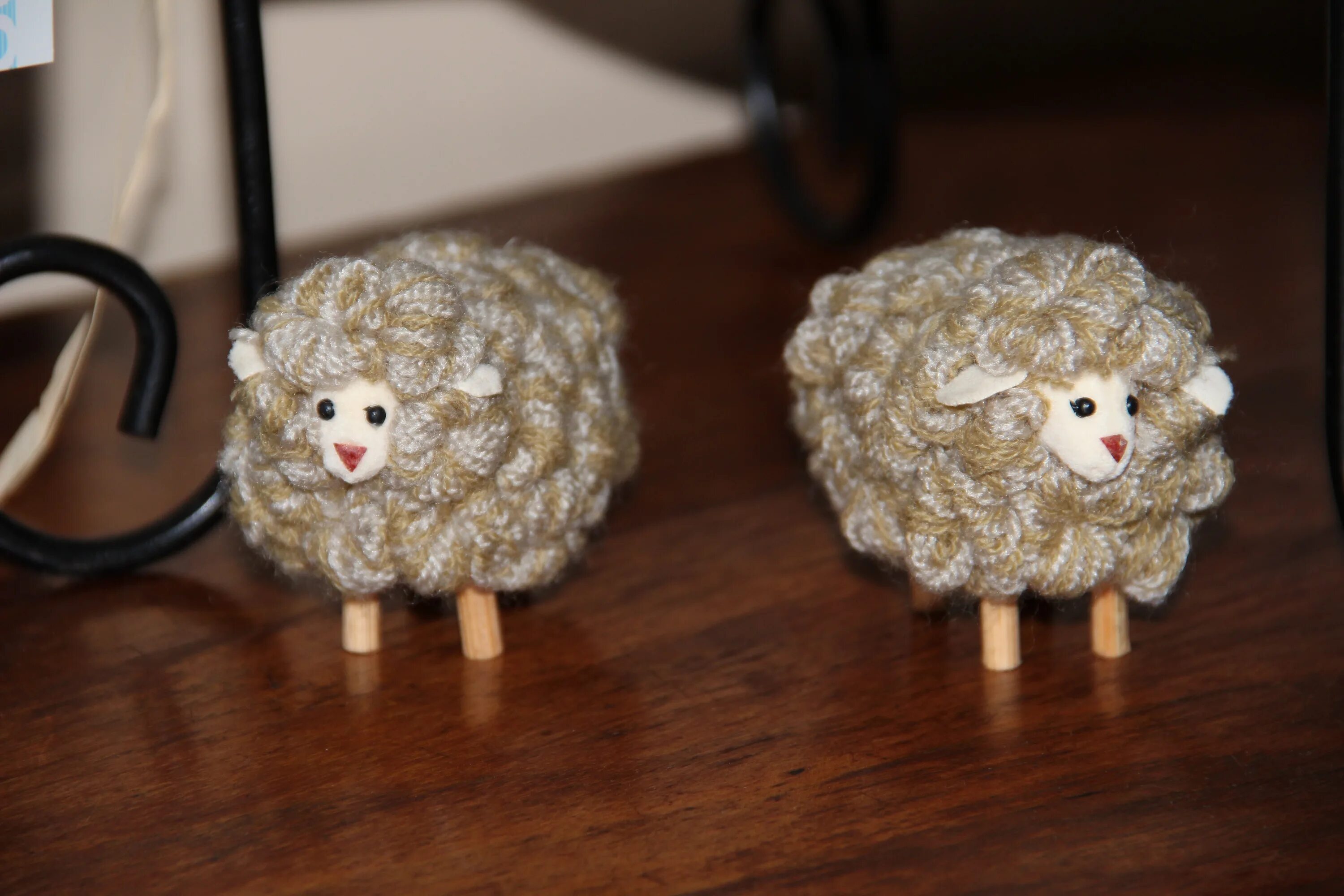 Овца шерсть 35 кг. Барашки из папье маше. Маленькие овечки. Овечка из дерева с шерстью. Овечка спицами.