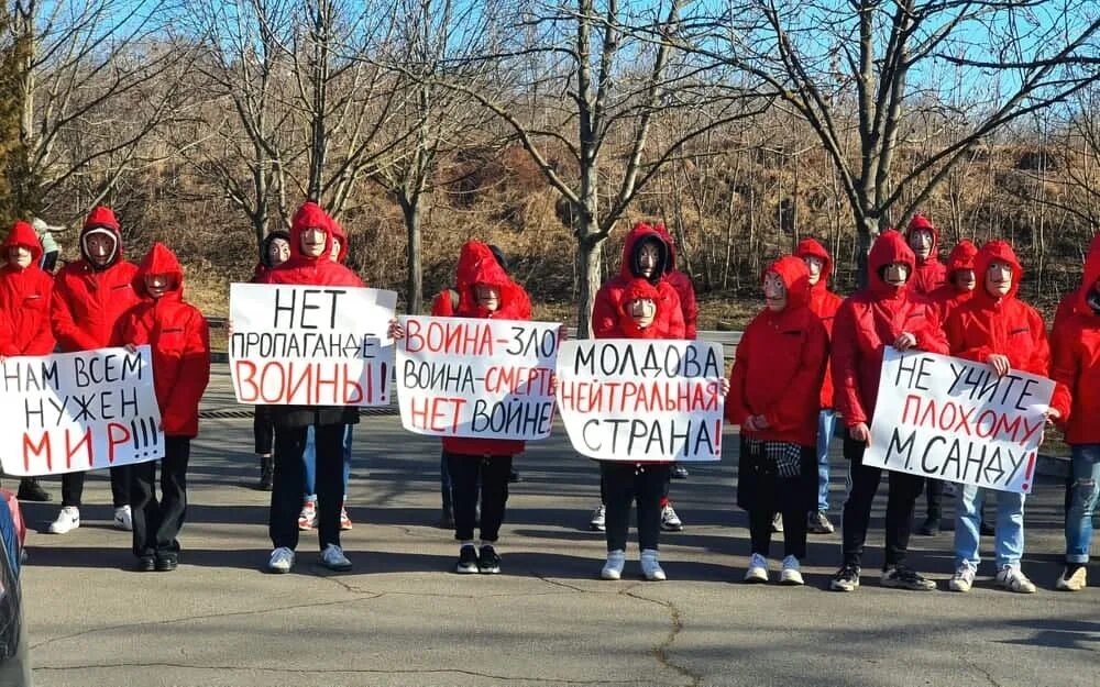 Молдова акция против России. Молдова митинг в Украину. Акция у посольства России в Кишиневе. Мы против войны с Украиной.