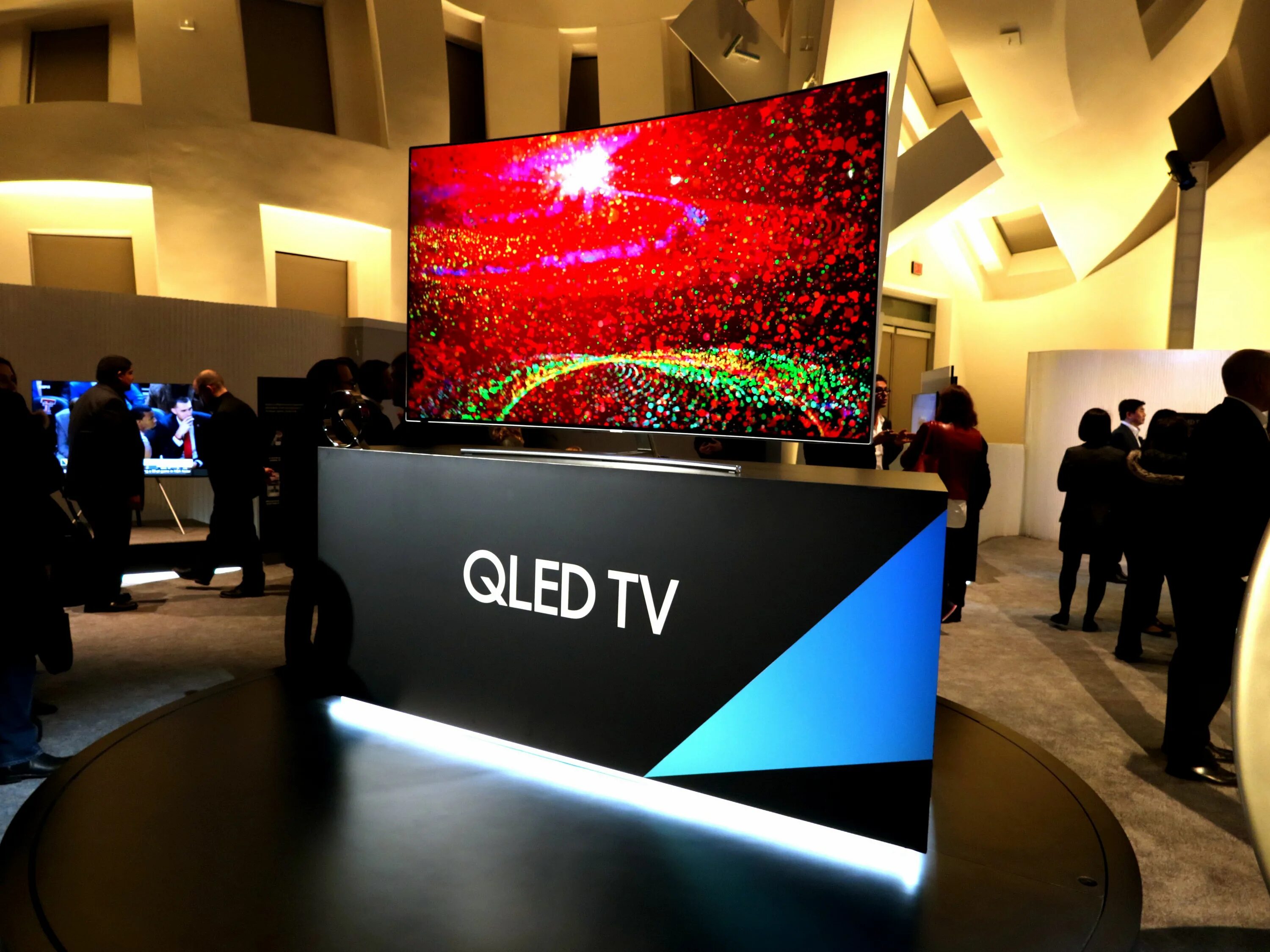 Samsung QLED 2017. QLED И led телевизор. Телевизор Samsung 2018. Квантовый телевизор.