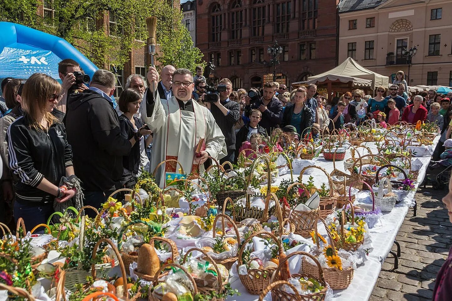 Пасха в германии в 2024 году какого. Празднование Пасхи. Праздники Великобритании Пасха. Празднование Пасхи в Германии. Празднование Пасхи в Англии.