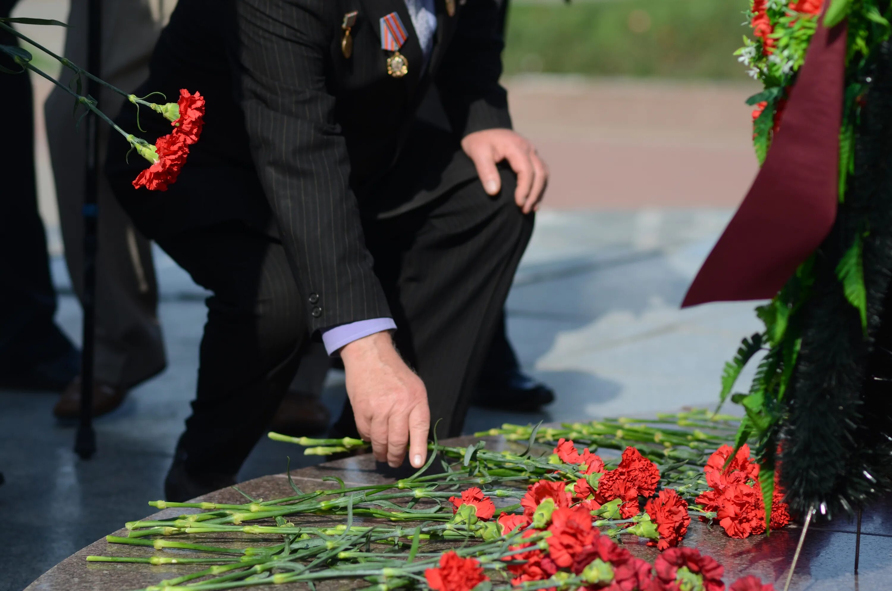 Возложение цветов к памятнику. Возложение цветов 9 мая. Венок возложен к памятнику. Возлагать цветы к памятнику. Где можно возложить цветы в спб