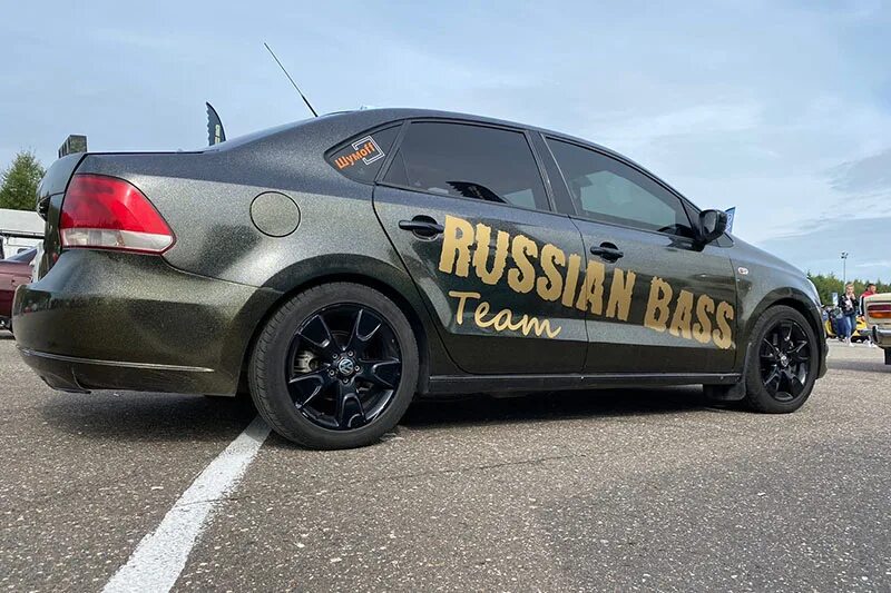 Russian Bass наклейка. Студия Автозвука наклейка. Студия Автозвука логотип. Автобезумие наклейка на авто.