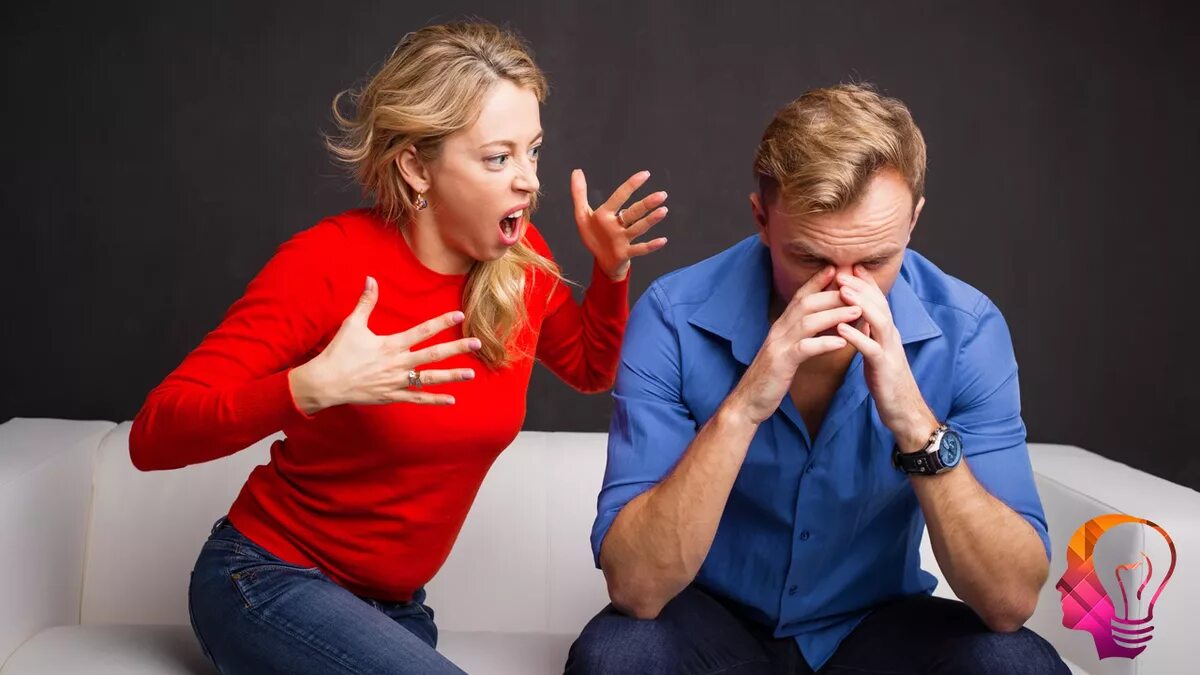 Девушка держится за голову. Ошибки коммуникации. Раздражать взрослых. Раздражать взрослых. Родители и дети стресс.