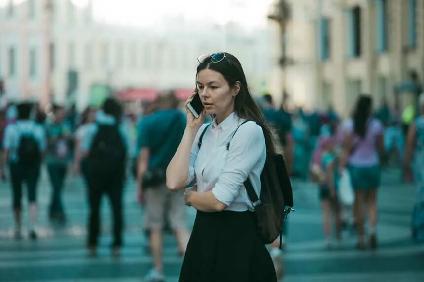 Что говорить девушке на улице. Фото толпы девушек на улице. толпа разговаривает по телефону. толпа людей в наушниках. разговор по телефону в толпе.