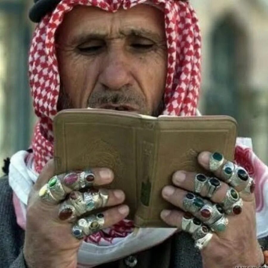 Мусульманский палец. Мусульманское кольцо на мизинце. Мусульманское кольцо мужское на мизинец. Мусульманский перстень на мизинец. Мусульманский перстень мужской на мизинец.