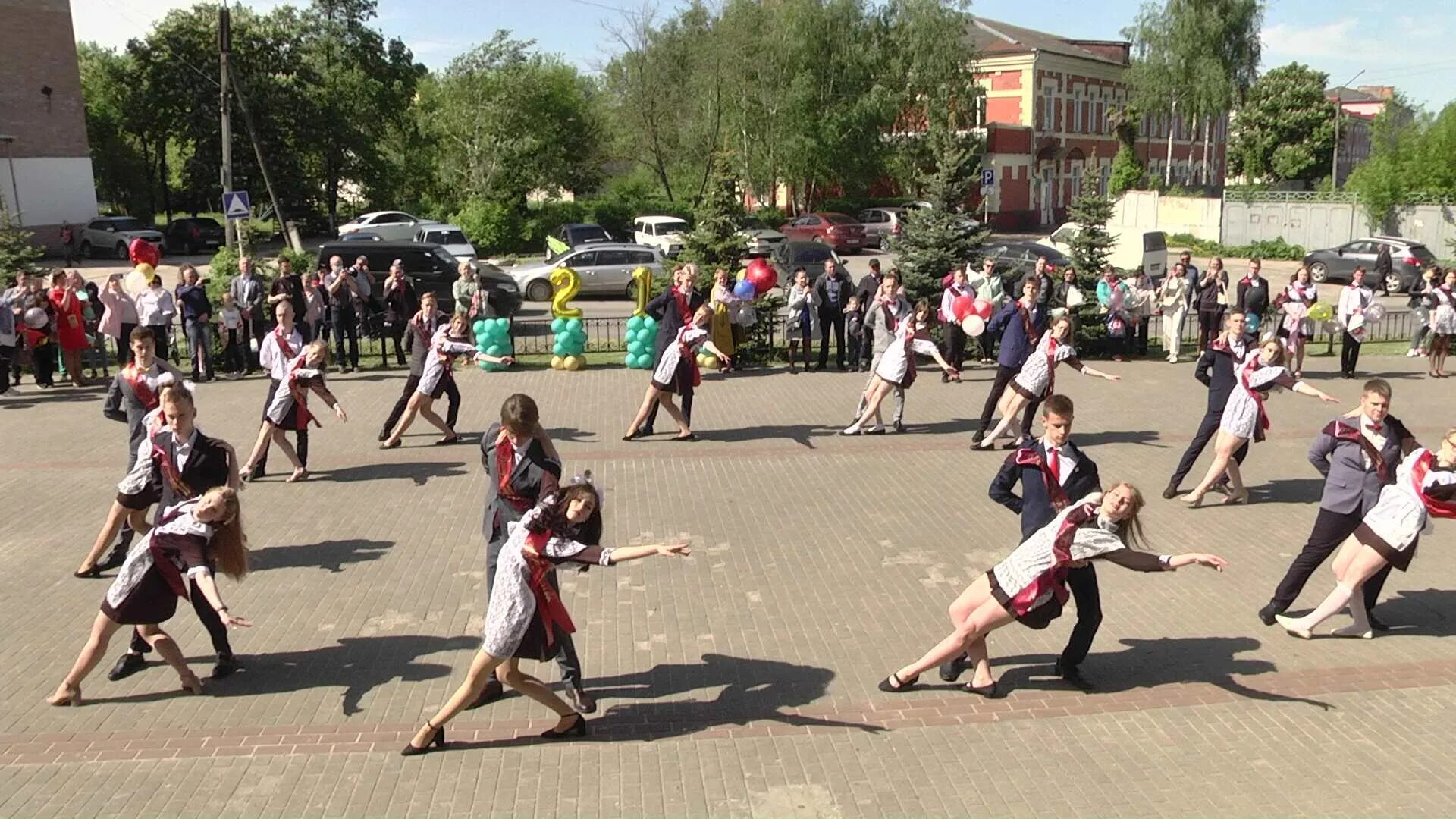 Выпускной в школе Брянск. Станция Клинцы Брянская область. Клинцы Брянская область 9 школа 2009 сентябрь. Выпускной в городе Клинцы 8 школа 2019 год. Клинцы брянской области школы