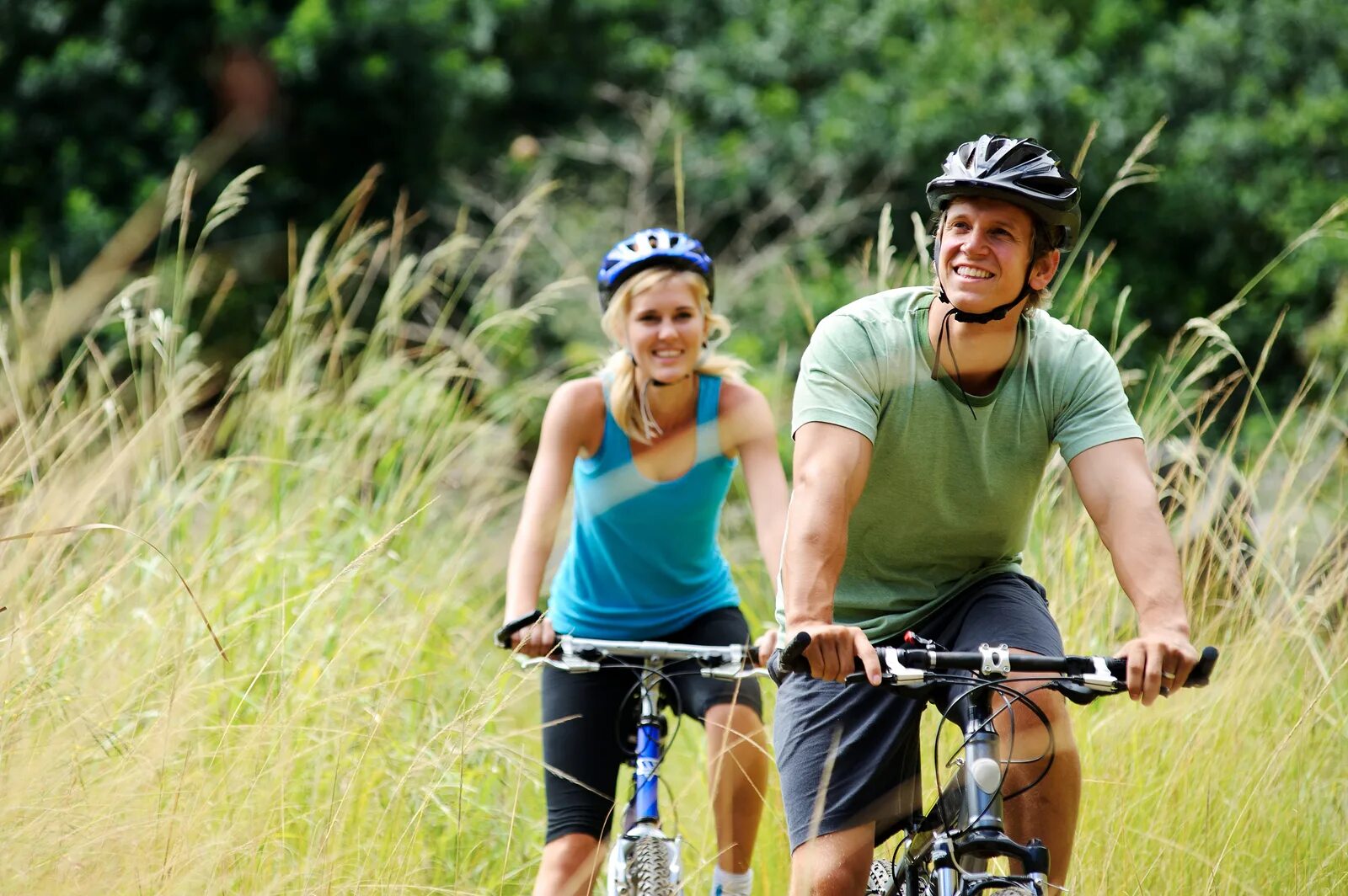 Don t ride a bike. Прогулка на велосипеде. Велосипеды для всей семьи. Человек на велосипеде. Человек на велосипеде природа.