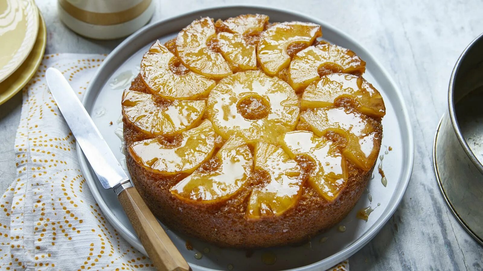 Upside cake. Pineapple upside down cake. pineapple upsidedown cake. hawaiian pineapple upside down cake. cake upside view.