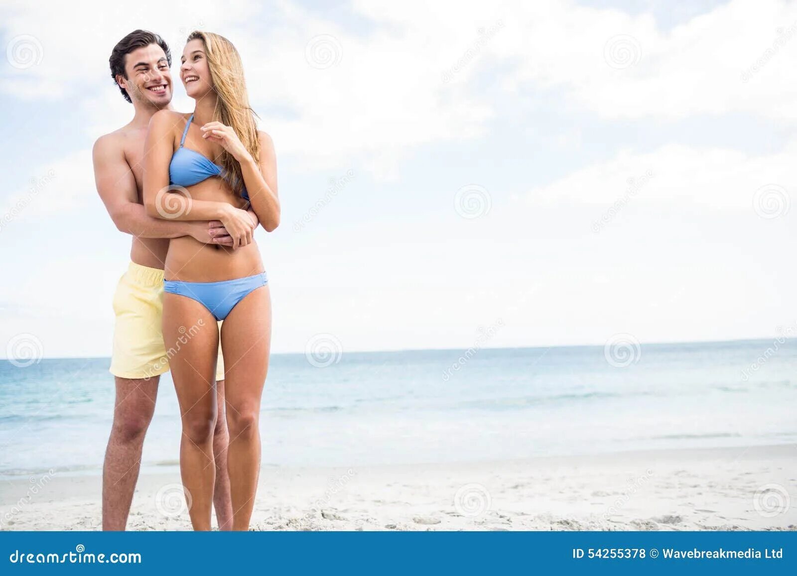 Купальник для пары. Пара в купальниках на пляже. Мужчина и женщина в купальниках. Девушка в купальнике с парнем. Пока муж на пляже