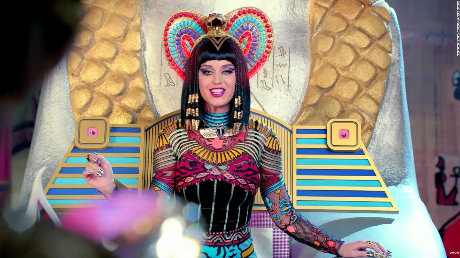 Katy perry dark horse. Песня dark horse katy perry. Кэти перри клеопатра. Мейкап клеопатра кэти перри. Juicy j.