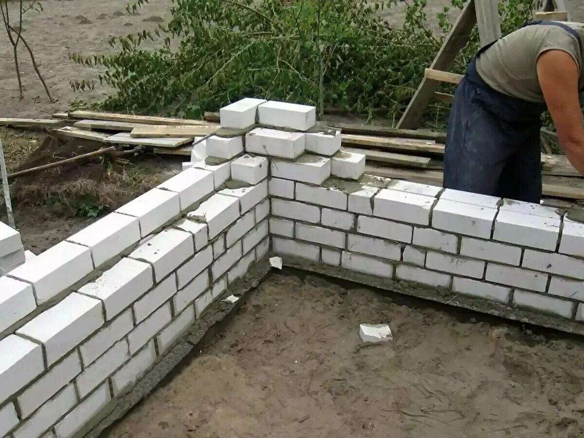 Цоколь дома из силикатного кирпича. Дома из силикатного кирпича. Силикатный кирпич цоколь. Фундамент из силикатного кирпича. Фундамент из кирпича.